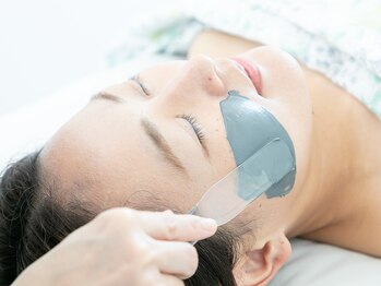 リベレ 覚王山(LIBERER)/お顔全体に塗っていきます