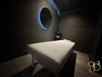ルーツ 赤羽店(R∞ts)の写真/【国家資格保有】他院とは違う-黒空間-での上質な施術体験をあなたへ。他とは違う身体の開放感は圧巻の一言