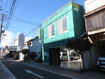 美しの森/お店の外観と駐車場