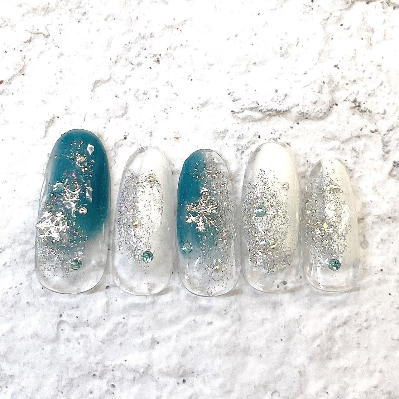 2025年-2026年冬トレンド】塗りかけ ブルーのネイルデザイン集｜人気順