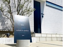 看板を目印にお越しください