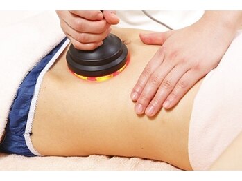 サロンドエステケイワイ(de KY)の写真/限定!新規¥5500★全身【本気で痩せたい方】美スリム体型と美姿勢が同時叶う!キャビ×ラジオ×LED×姿勢矯正