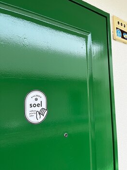 ソエル(soel)/サロン外観（レトロな緑のドア）