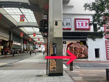 アイラ 熊本下通店(EYELA)/カンデオンズホテルの方に右へ