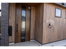 プロブリーズ(PRO BRISE)の雰囲気（サロン外観★（入口手前に駐車場5台完備しております））