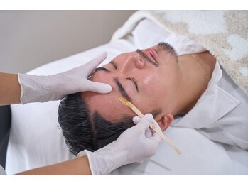 エミレーブ シロカネ(Hemireve Shirokane)の写真/【メンズ大歓迎】第一印象は"顔"で決まる!!清潔感を求める男性に人気◎フェイシャルエステ×眉ワックス＊
