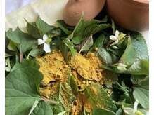 パドマニ(Padmani)/ハーブに包まれたポットには岩塩