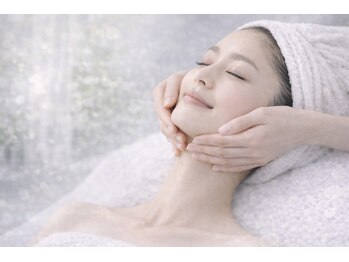 ブローディア(private estheticsalon Brodia)の写真/フェイスラインがすっきり見える、引き締めケア