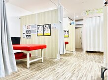 ナオル整体 浦添院(NAORU整体)の雰囲気（半個室で安心、お洒落で落ち着く内装です、カフェを意識してます）