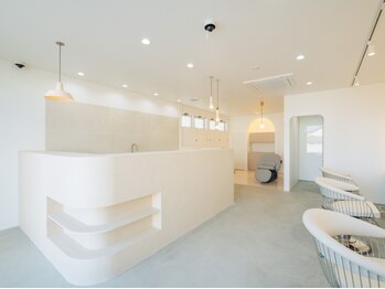 アオトスイ(aotosui)の写真/白を基調とした、清潔感のある可愛らしい店内でリラックス☆当日予約OK！まつ毛+ヘアの同日施術も◎