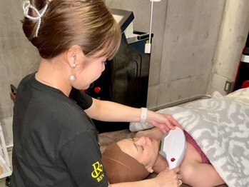 ルヴィショップ 沖縄(REVI SHOP)の写真/≪肌質向上≫光フェイシャルで肌に特殊な波長の光を照射することで様々な肌トラブルを改善します。