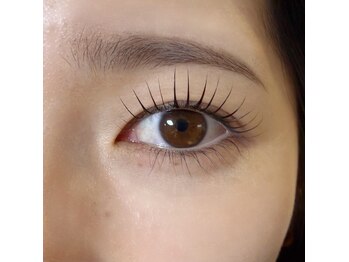 トイズ(Toy'z)の写真/【まつげパーマ/パリジェンヌ】下向き/短い悩みを解消！根元から立ち上げ、自まつげを最大限に長く魅せる◎