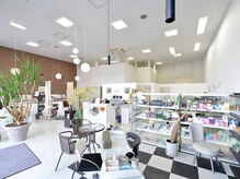 ネイルサロン スクール アンジェラ 水戸本店の雰囲気（清潔感のある広々とした店内。）