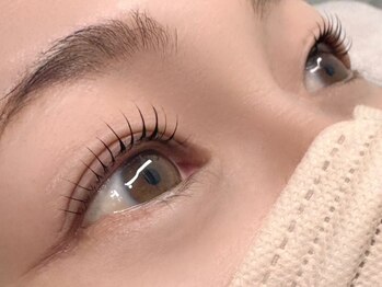 カレラ(Carrera)の写真/モチ抜群！ラッシュリフトで自まつ毛を根元から立ち上げ◎ナチュラルなのに印象的な目元を演出♪