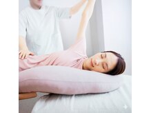 マタニティマッサージでは、負担のかかりにくい横向き施術。