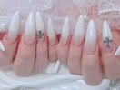 上品ロングで魅せる洗練の手元へ
