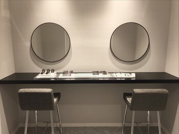 アナスタシア ミアレ 神戸阪急/神戸阪急店のメイクスペース｜眉