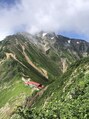 カラダファクトリー 本山店 五竜岳。赤い小屋が映える絶景でした!
