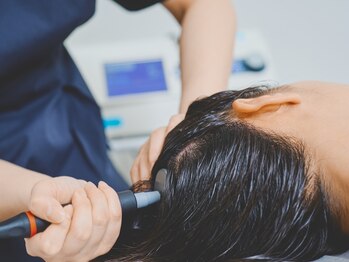 メディカルサロン MARUYAMAの写真/癒し効果絶大のメニュー。身体の深部から心地よく温める”インディバ”で頭皮マッサージ。