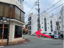 アイラ 熊本下通店(EYELA)/ホテルを過ぎて丁字路を左へ