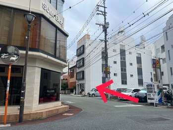 アイラ 熊本下通店(EYELA)/ホテルを過ぎて丁字路を左へ