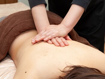 ティーズルーム(T's Room)の写真/隠しきれない腕や背中が気になる方に◎プロによるオールハンド施術で、背中のハミ肉をスッキリ解消♪