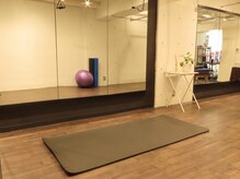 エイトバイエイト(8×8)/ガラス張りで広々とした空間