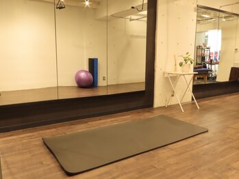 エイトバイエイト(8×8)/ガラス張りで広々とした空間