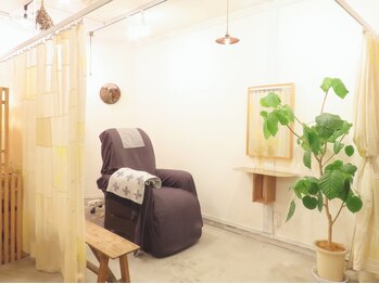 コトン 人形町(COTON)の写真/[有名美容室併設・半個室]木を基調をとした"隠れカフェ"のような空間。ごゆっくりおくつろぎください♪