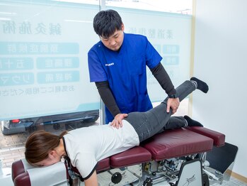 うらにし鍼灸接骨院の写真/体の歪みを整えて健康的で疲れにくい身体へ！トムソンテーブルを使用した身体に負担の少ない矯正を実現！