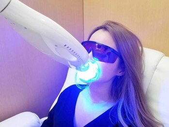 ホワイトニングビューティー 村上店(Whitening Beauty)の写真/【家族や友人と一緒に来店OK★】生活習慣による歯の黄ばみを解消!劇的トーンUP◎お得なペア割クーポン有♪