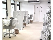 ビューティーアートサロン フェンネイル(Beauty Art Salon Fen Nail)の雰囲気（明るい光が差し込む店内でタブレットを見たり自分時間に♪）