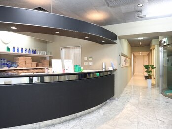 ホットヨガスタジオ オー 京都店/自動ドアを過ぎたら受付へ