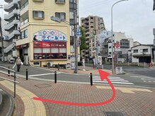 ナザリー(Nazalea)/東側の小さい横断歩道を渡ります