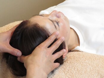 健康1経絡整体院/施術風景 《ヘッドマッサージ》