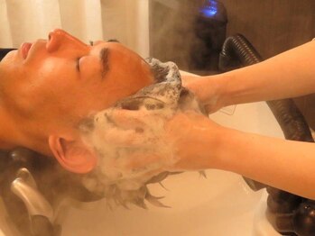 ヒペリカムプラス(ヒペリカムplus.)の写真/炭酸のヘッドスパで気になる抜け毛、においを解消！お客様のご要望に応じて力加減の調整可能です◎