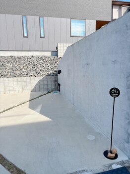 エル エ モア(Elle et moi)/駐車場看板