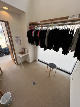 サン加圧スタジオ 野々市店(SUN加圧スタジオ)/更衣室1　前　ウエア