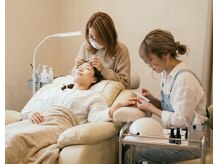 【同時施術可】マツエク/眉毛/まつげパーマ/ネイルなどの全メニュー同時施術可能で、お忙しい方も時短に◎