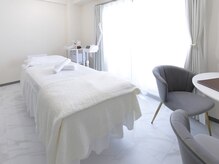 ミリ(mili)/白を基調とした完全予約制の個室