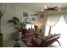 ハワイアンな雰囲気の店内でリラックスした施術をご体験ください