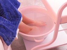 月のこころ 石巻店の雰囲気（リラックス効果のあるオイルを使用した足湯でほっと一息。）