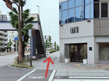 ムーン 今池(Moon)/横断歩道を過ぎてもまだ真っ直ぐ