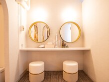 ヘッドスパには珍しく、メイク直し、スタイリングが可能なブース