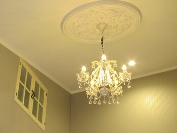 アイリーユー(Airy U)/可愛いシャンデリアがお出迎え