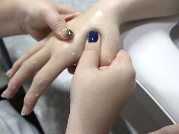 コラールネイル 本町(Colar Nail)/手の甲もしっかりマッサージ
