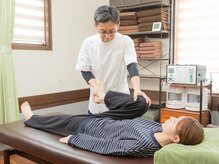 新リンパサロン横浜青葉西 整体院 中澤/仰向けでの骨盤矯正