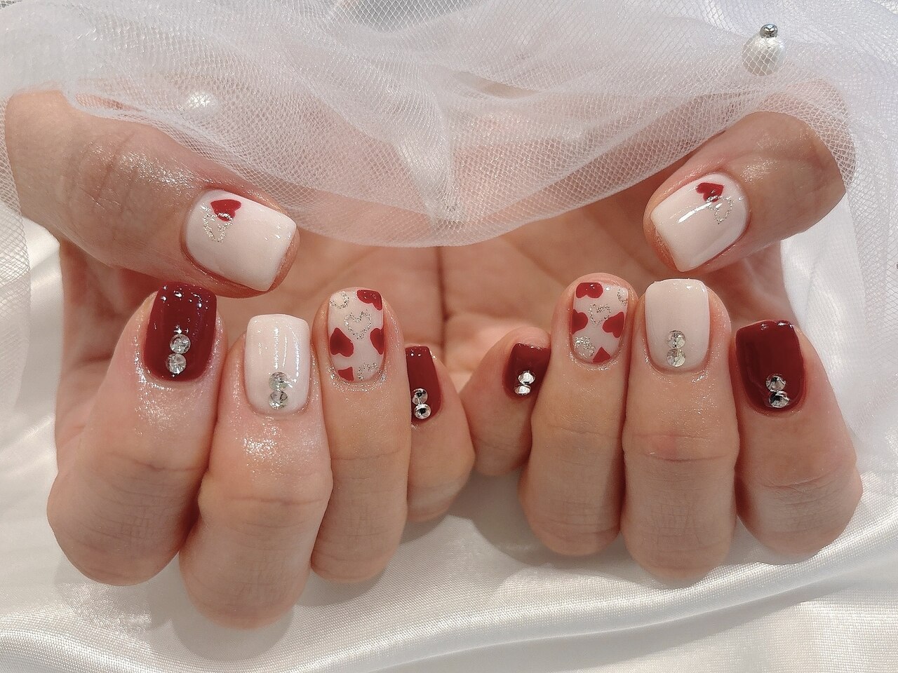 2026年冬トレンド】赤白のネイルデザイン集｜人気順｜ホットペッパー