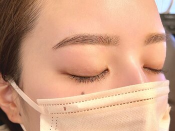 紬麦 高田馬場店(tsumugi)の写真/【眉毛】｜ボサボサ眉毛を卒業し、垢抜けへの第一歩を♪席が離れているからどんなことでも1to1で相談可能！