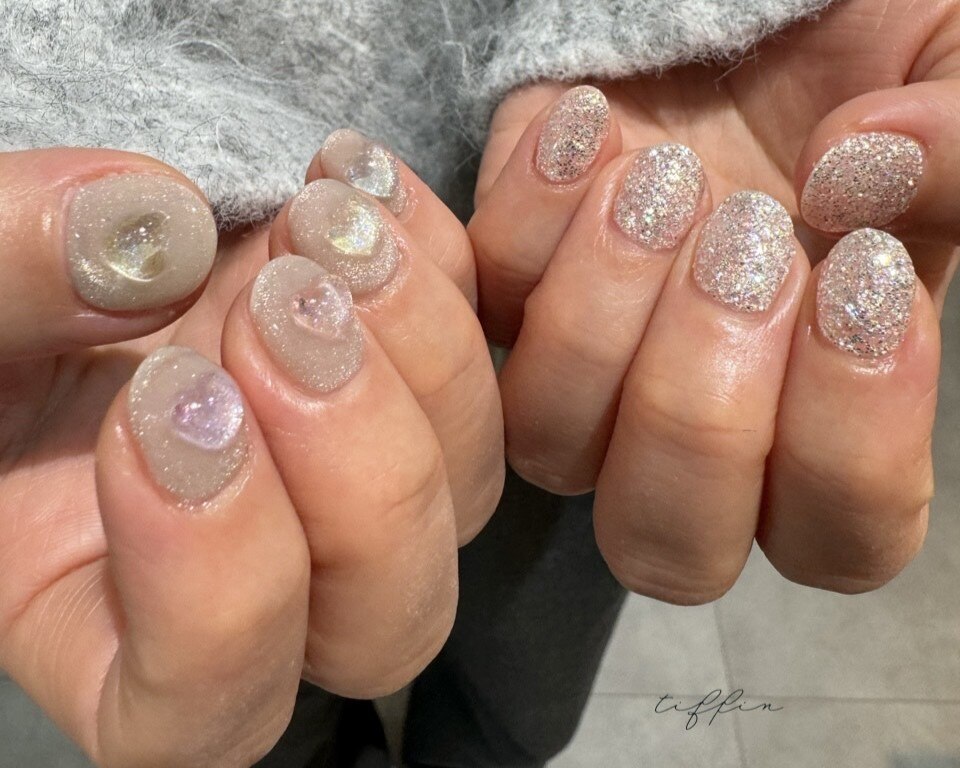 シルバーシェル埋めつくしニュアンスネイル 韓国 ちゅるん 冬 クリスマス 成人式 2025年-2026年冬トレンド】シルバー ハートのネイルデザイン集｜人気順